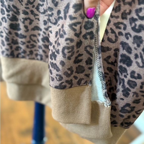 🐆 Leopard Print Pullover Long Sleeve Top, Size Large - Picture 11 of 13